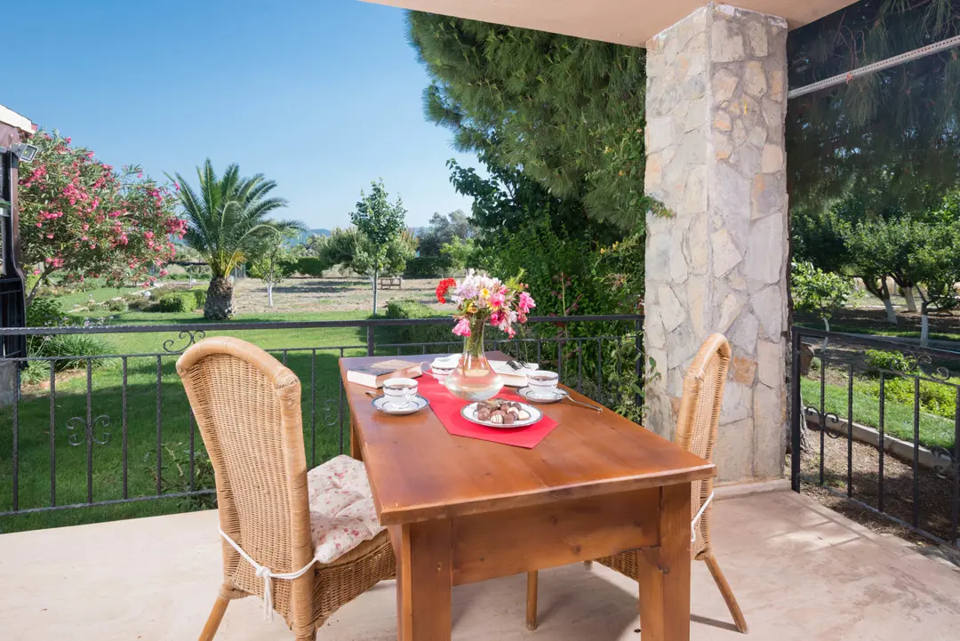 Mimari Fotoğraf Çekimi İzmir — Özbek Çiftlik Evi Açık Hava Oturma Alanı — mertakdurak.com
