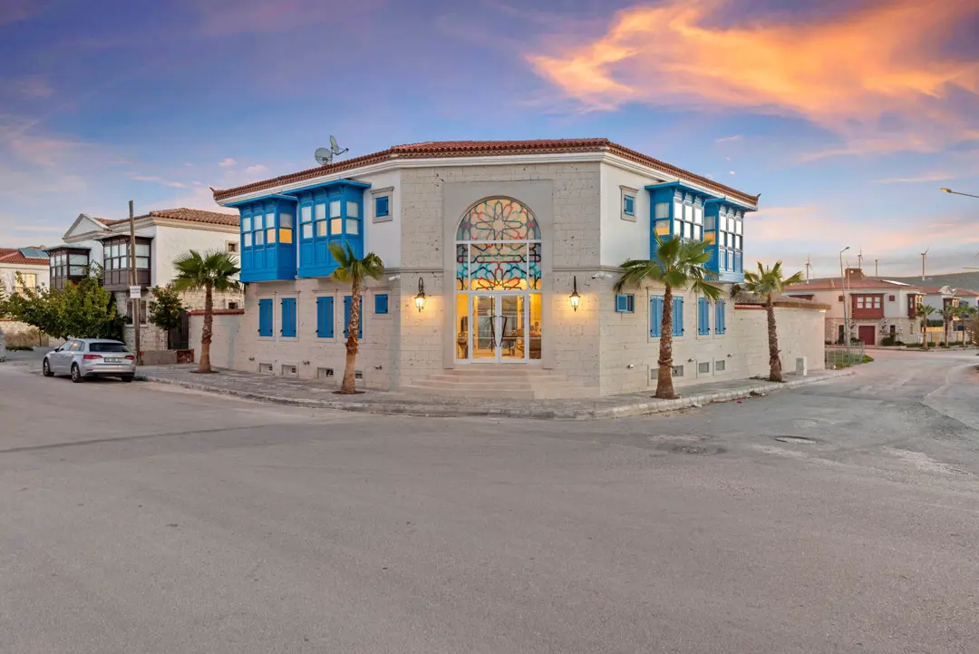 Mimari Fotoğraf Çekimi İzmir — Rhodium Hotel Gün Batımı Işığında — mertakdurak.com