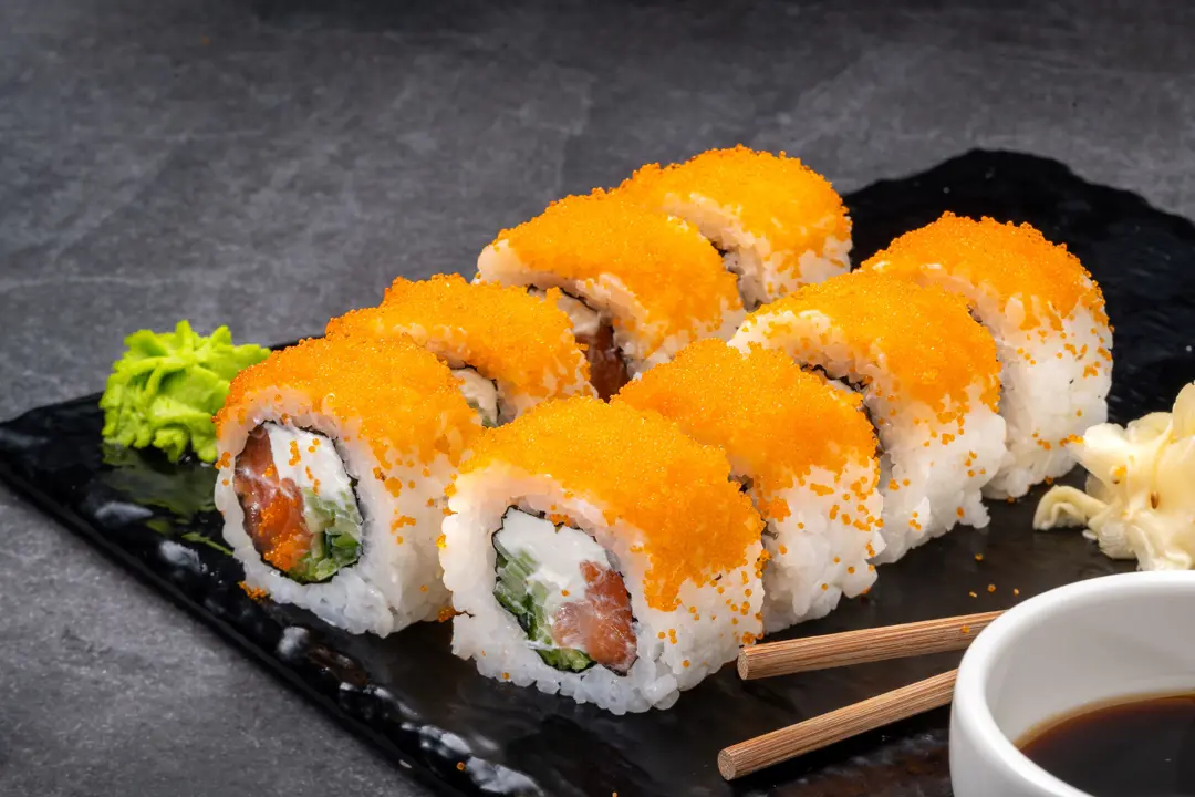 Tobiko Kaplı Somonlu Roll — Vibe Sushi İzmir Buca sushi fotoğraf çekimi, açılı çekim | Mert Akdurak