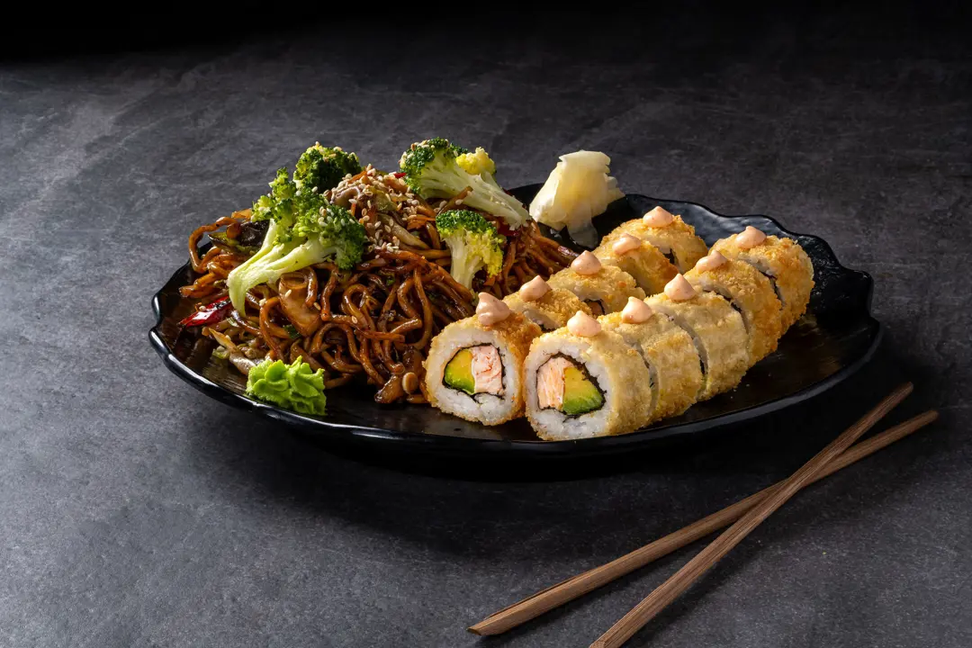 Karışık Noodle ve Kızarmış Sushi Tabagi — Vibe Sushi İzmir Buca sushi fotoğraf çekimi, açılı çekim | Mert Akdurak
