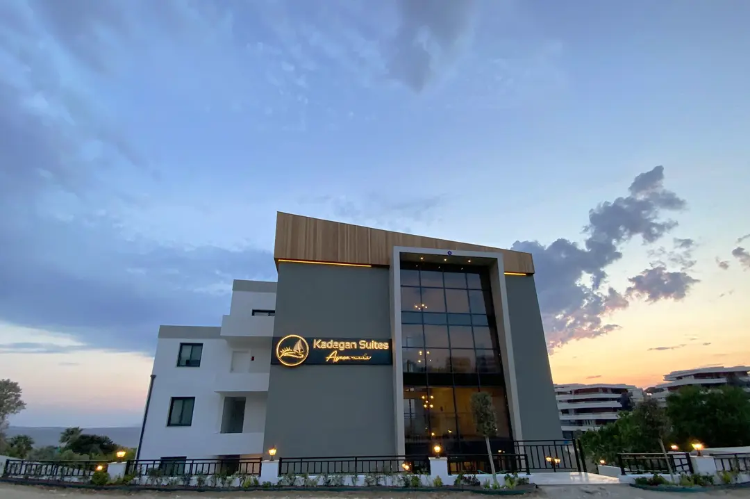 Mimari Fotoğraf Çekimi İzmir — Kadagan Suites Gün Batımı Işığı — mertakdurak.com