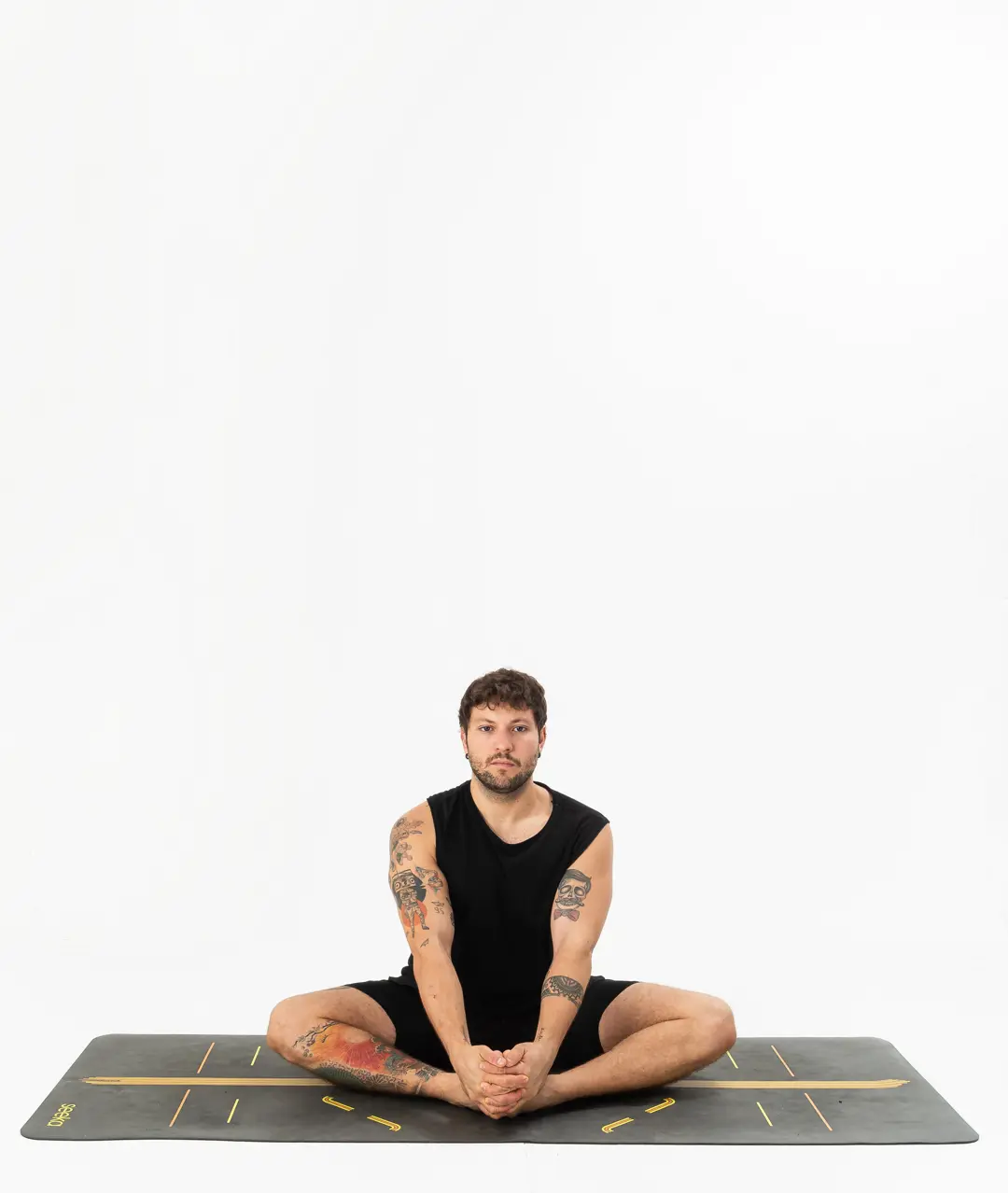 İzmir stüdyoda erkek yoga eğitmeninin bağlı açı duruşunda ayaklarını tuttuğu Kentli Gurular yoga fotoğraf çekimi.