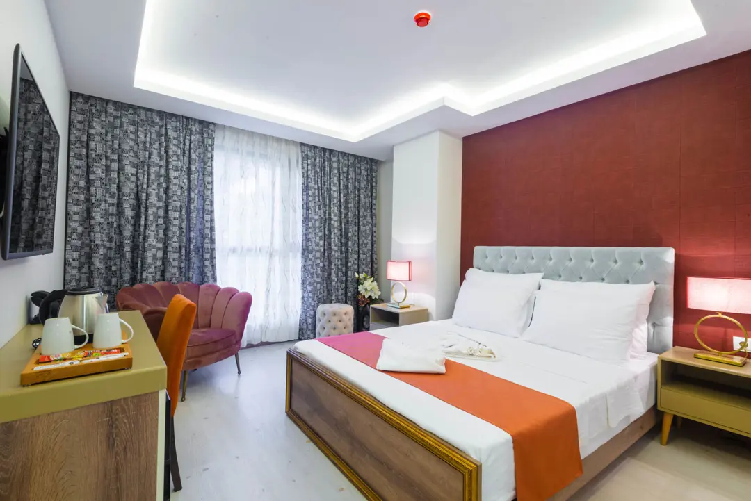 Mimari Fotoğraf Çekimi İzmir — Mayla Golden Horn Hotel Renk Kontrastı — mertakdurak.com