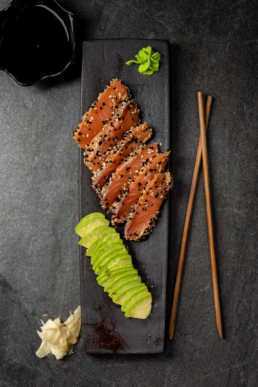 Susam Kaplamalı Somon Sashimi — Vibe Sushi İzmir Buca sushi fotoğraf çekimi, tepeden çekim | Mert Akdurak