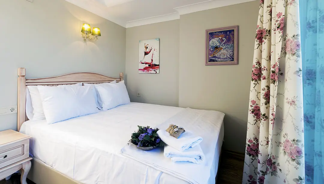 Mimari Fotoğraf Çekimi İzmir — Belizi-Köyce Hotel Aydınlık Atmosfer — mertakdurak.com