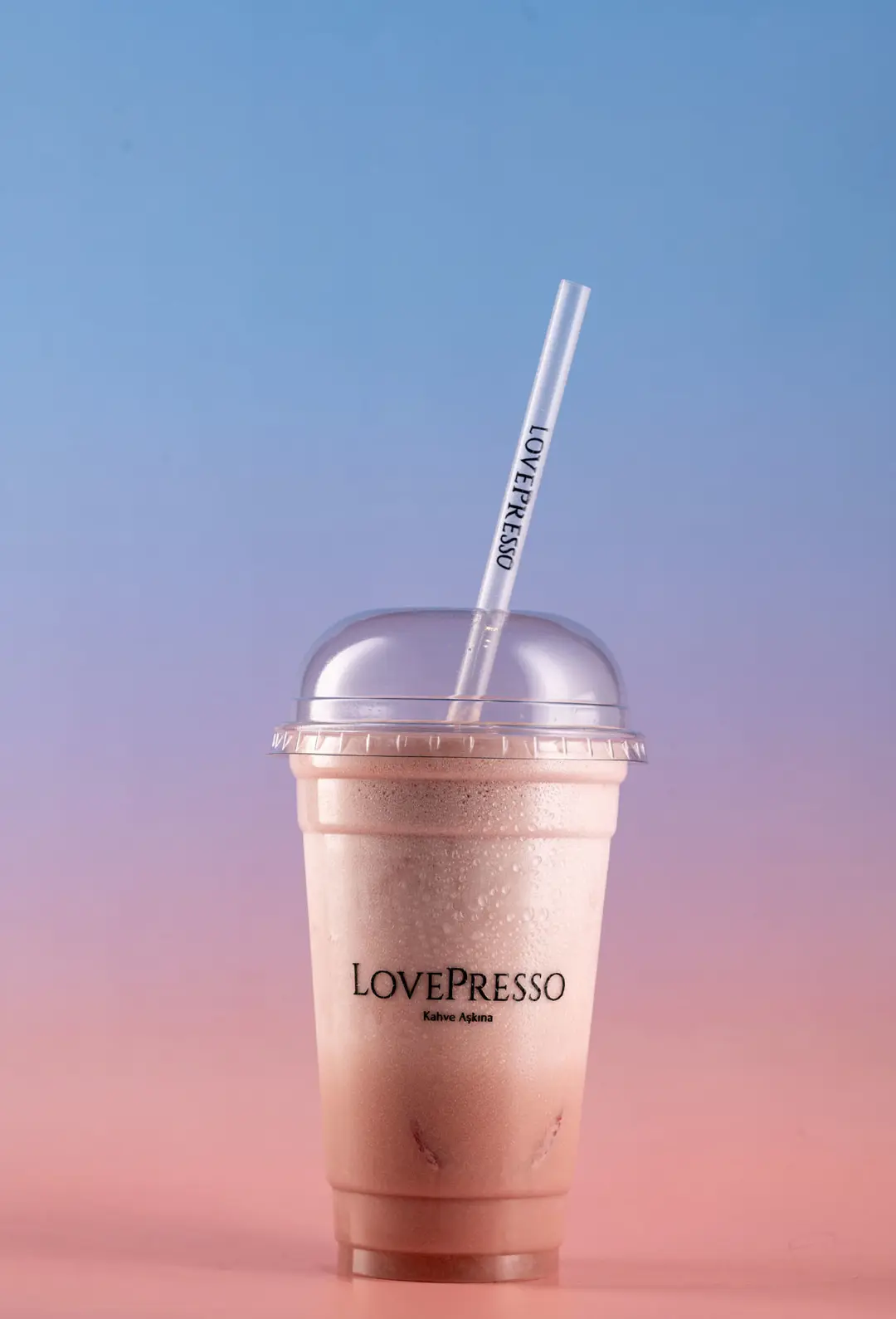 LovePresso rose pembe kremsi milkshake, mavi pembe gradient PVC fon — İzmir Instagram içecek fotoğrafçısı, Mert Akdurak