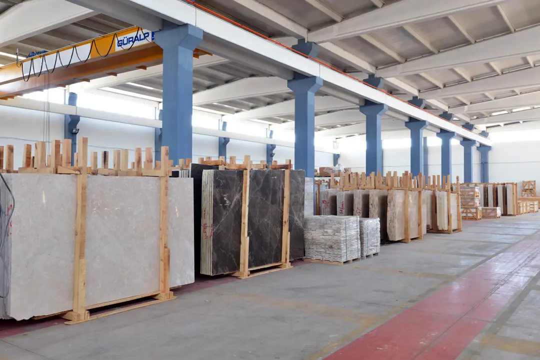 Fabrika Fotoğraf Çekimi İzmir — TLG Marble Gökyüzü ve Bina Kontrastı — mertakdurak.com