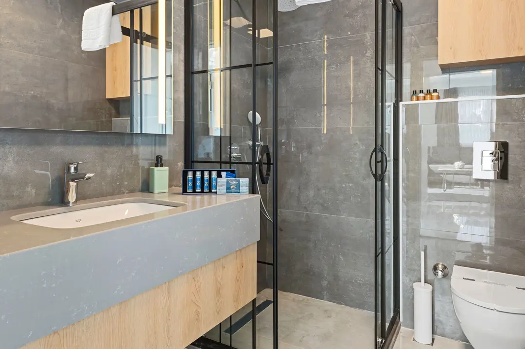 Mimari Fotoğraf Çekimi İzmir — Kadagan Suites Modern Bina Cephesi — mertakdurak.com — 16