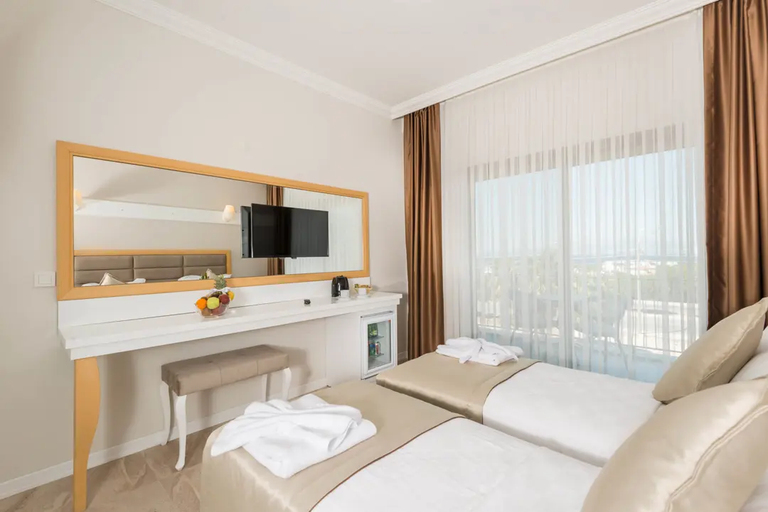 Mimari Fotoğraf Çekimi İzmir — AS Hotel Bina Cephesi ve Mavi Gökyüzü — mertakdurak.com — 16