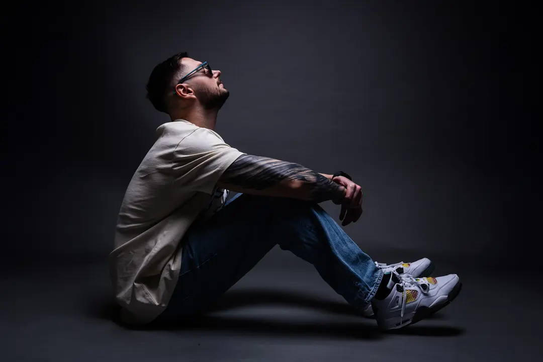 Profesyonel Portre Çekimi İzmir — DJ Astral Model Duruşu ve Kompozisyon — mertakdurak.com