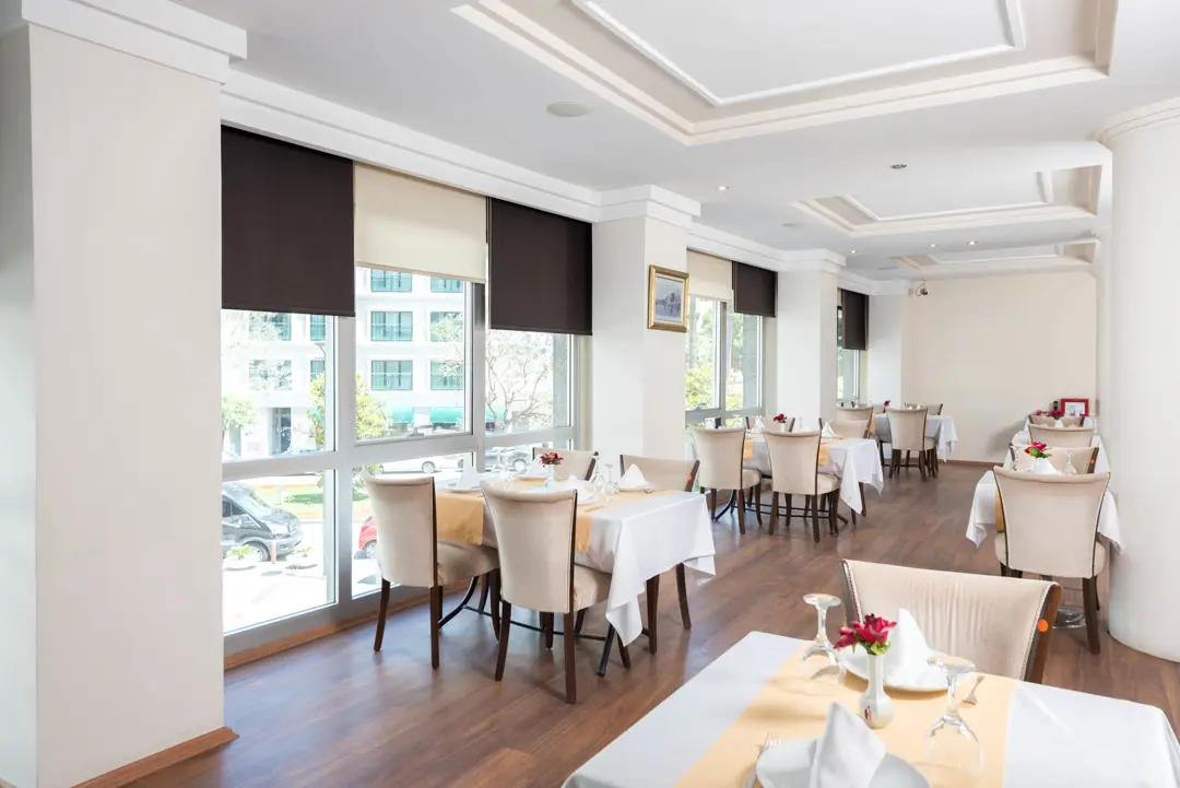 Mimari Fotoğraf Çekimi İzmir — Hotel İsmira Çevre ve Bina Uyumu — mertakdurak.com