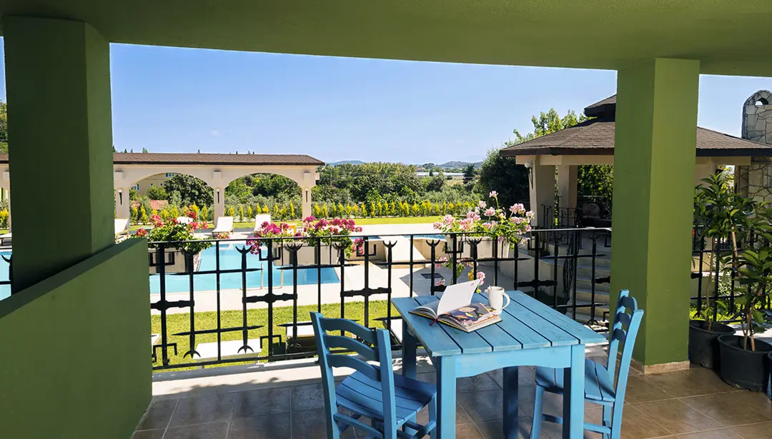 Mimari Fotoğraf Çekimi İzmir — Belizi-Köyce Hotel Renk Dengesi — mertakdurak.com