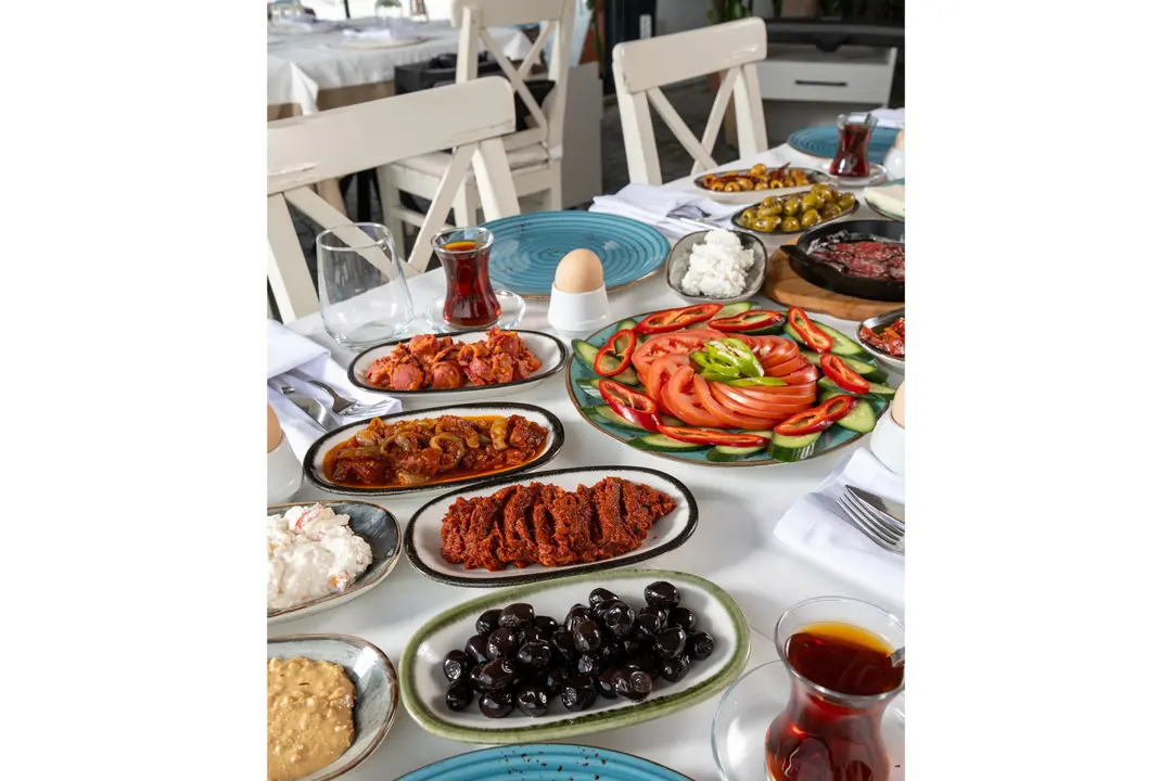 Gıda Fotoğraf Çekimi İzmir — Egemare Köfte Tek Nokta Işık — mertakdurak.com — 26