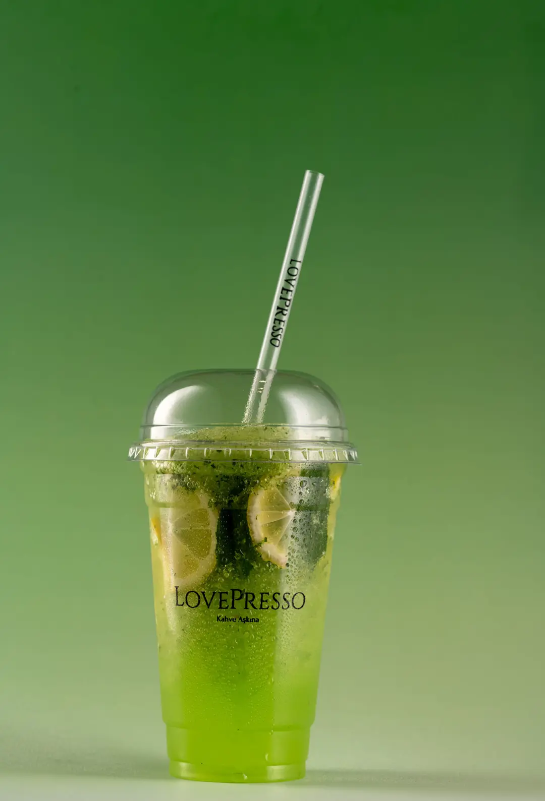 LovePresso matcha nane limonata dome kapak, yeşil gradient PVC fon — İzmir yazlık içecek fotoğraf çekimi, Mert Akdurak