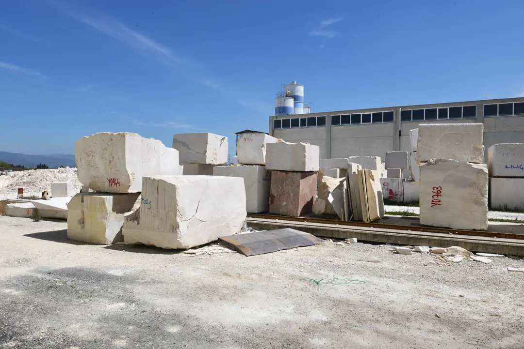 Fabrika Fotoğraf Çekimi İzmir — TLG Marble Fabrika Girişi ve Araç Detayı — mertakdurak.com