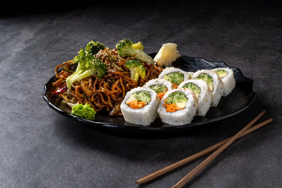 Sebzeli Noodle ve Veggie Roll Tabağı — Vibe Sushi İzmir Buca sushi fotoğraf çekimi, açılı çekim | Mert Akdurak