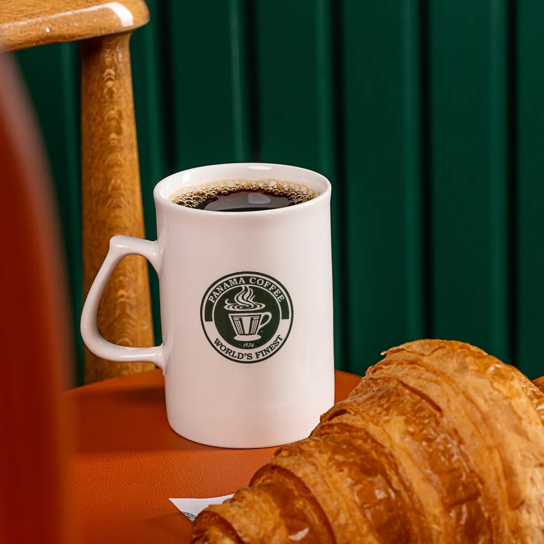 Panama Coffee markasına ait soğuk içecek kare formatlı still life fotoğrafı, İzmir konsept ürün çekimi — Mert Akdurak