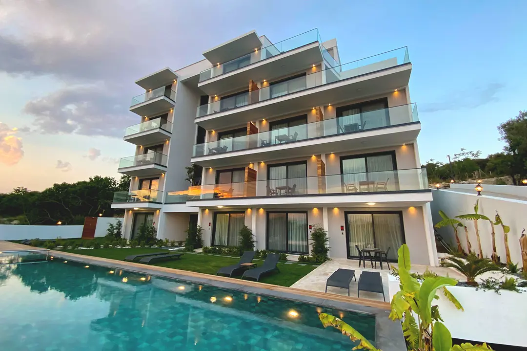 Mimari Fotoğraf Çekimi İzmir — Kadagan Suites Modern Bina Cephesi — mertakdurak.com