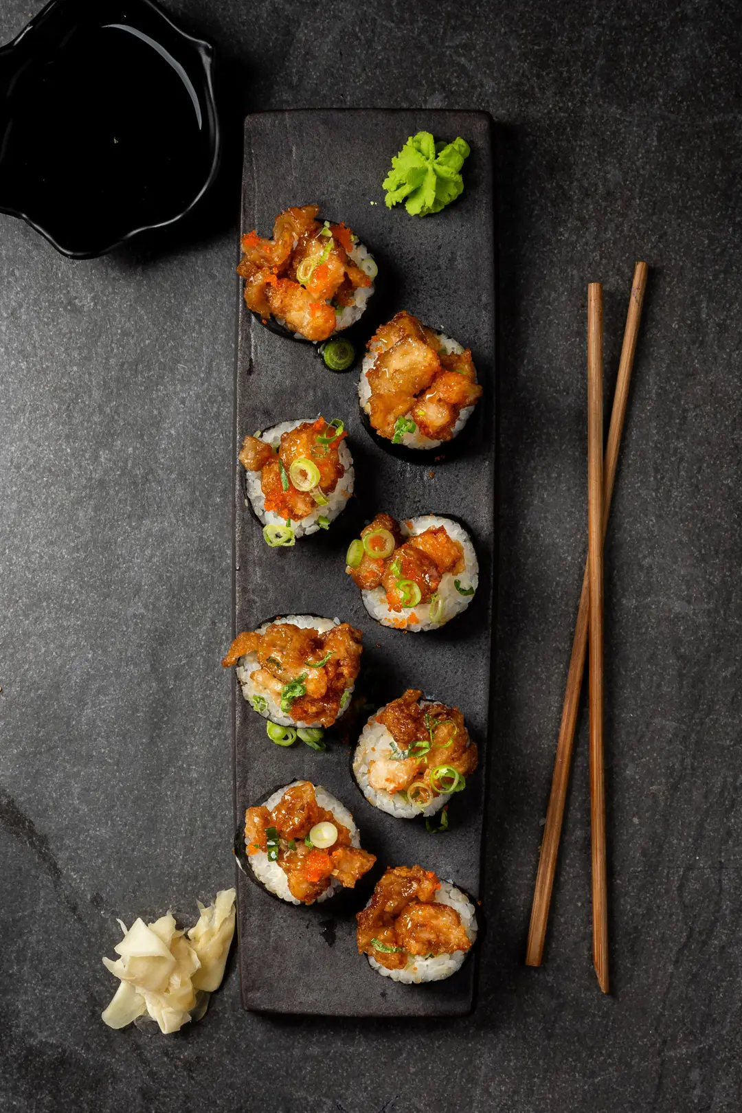 Kızarmış çıtır üst malzemeli sushi roll — Vibe Sushi İzmir Buca sushi fotoğraf çekimi, tepeden çekim | Mert Akdurak