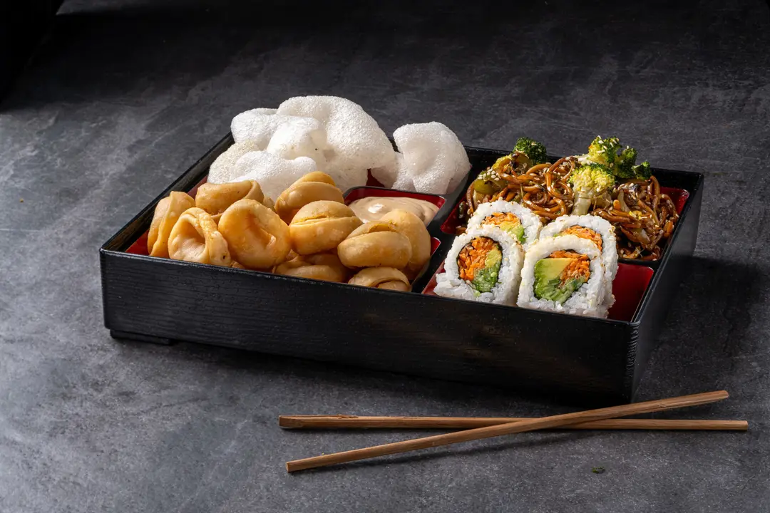 Karışık bento kutusu (Uramaki sushi, sebzeli noodle, karides cipsi ve kızartma) — Vibe Sushi İzmir Buca sushi fotoğraf çekimi, açılı çekim | Mert Akdurak