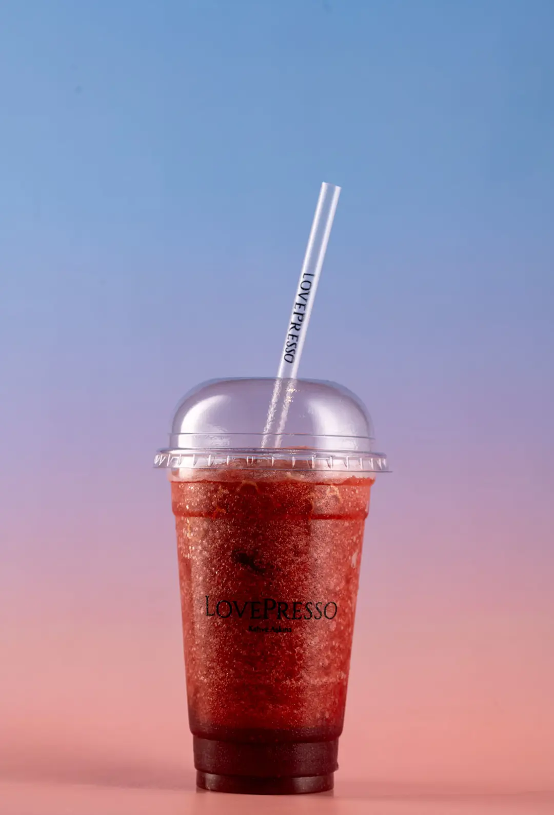 LovePresso çilek vişne granita slushi, mavi pembe gradient PVC fon — İzmir cafe menü fotoğraf çekimi, Mert Akdurak