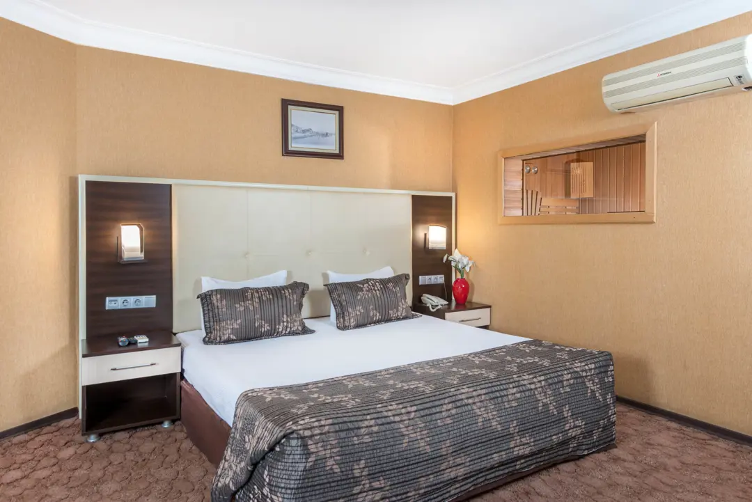 Mimari Fotoğraf Çekimi İzmir — Hotel İsmira Bina ve Gökyüzü — mertakdurak.com