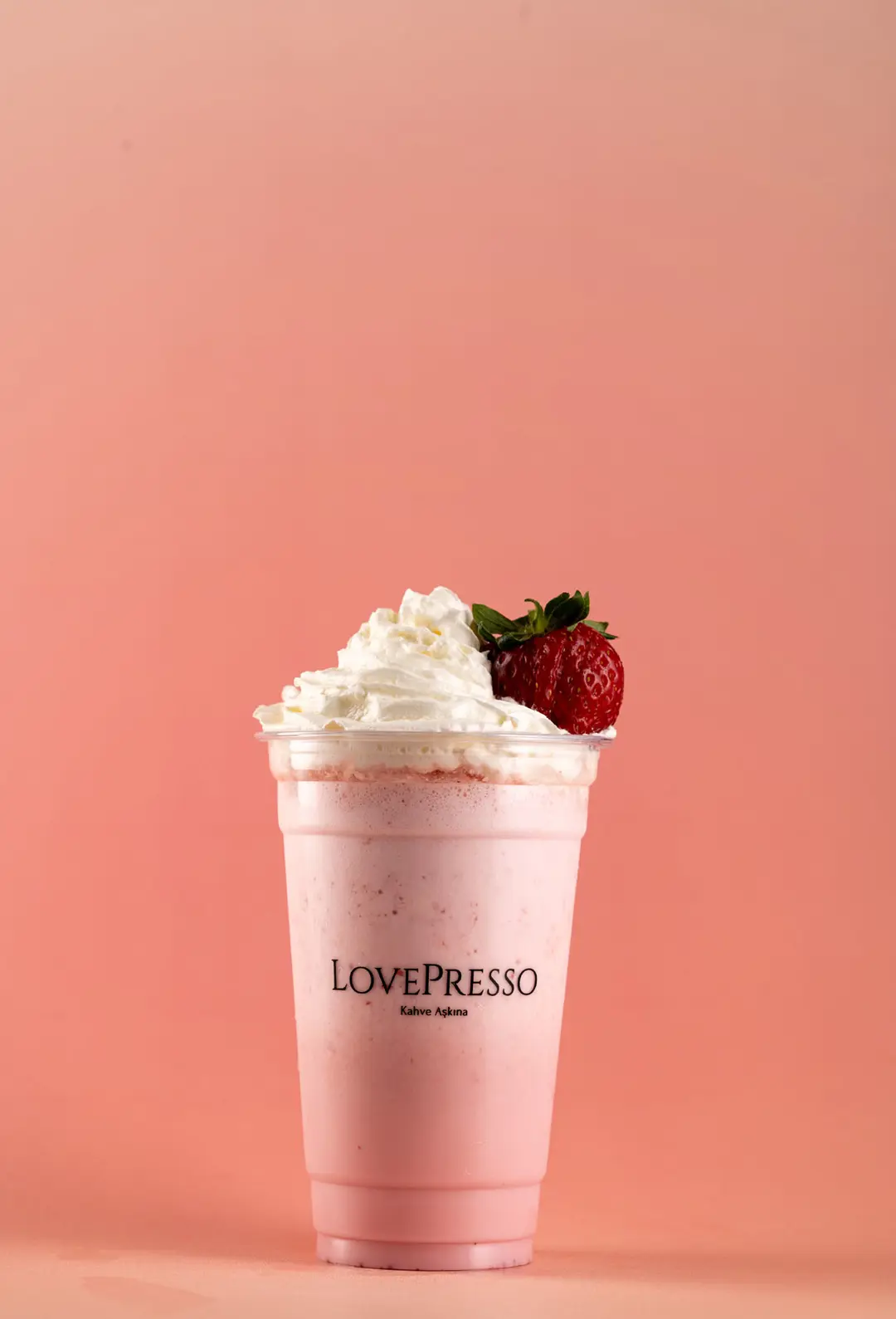 LovePresso çilek milkshake çırpılmış krema taze çilek, pembe gradient PVC fon — İzmir cafe içecek fotoğrafı, Mert Akdurak